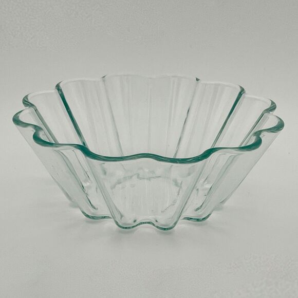 Vintage Pyrex Clear Glass Fluted Scalloped Edge Dessert Fruit Bowl Serving Dish - Picture 1 of 1